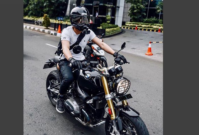 Ariel Noah di atas BMW R Nine T, Keren kan?