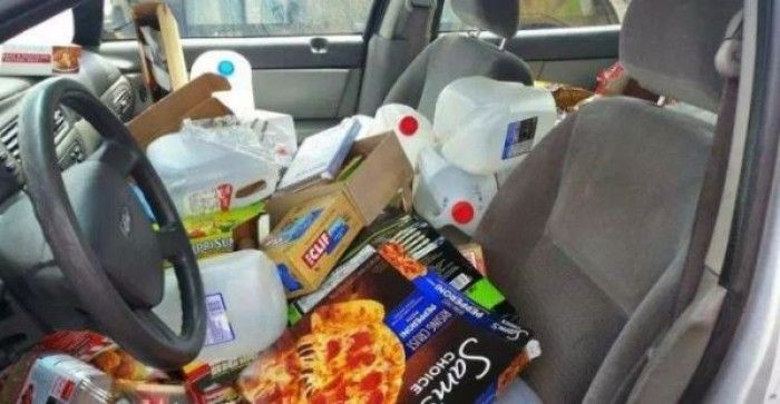 Mobil penuh bungkus makanan