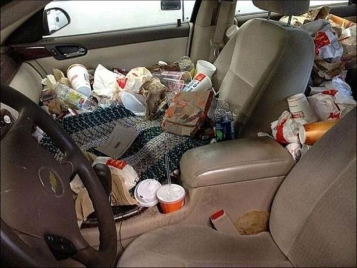 Mobil jadi tempat sampah bekas minuman manakan