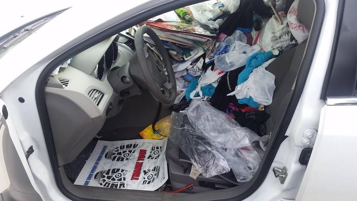 Mobil penuh barang-barang