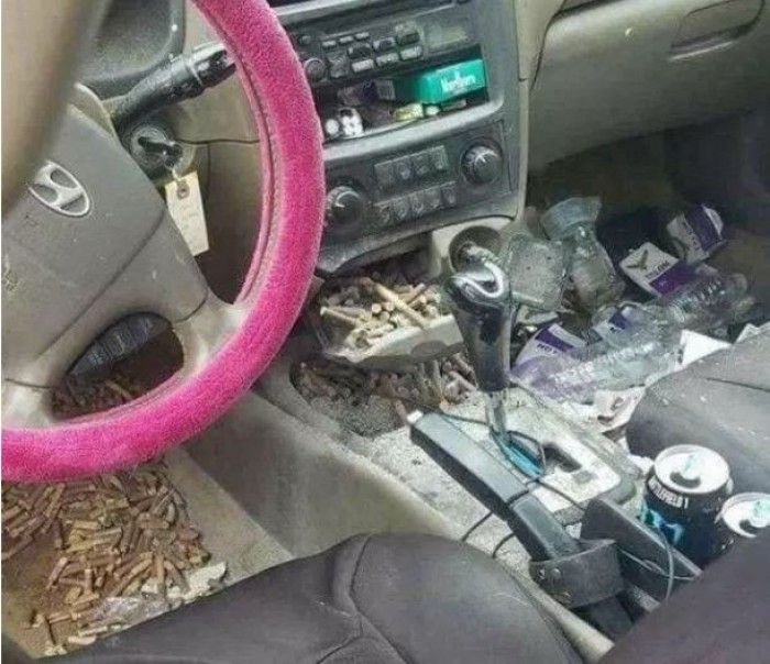 Mobil jadi tempat sampah dari putung rokok