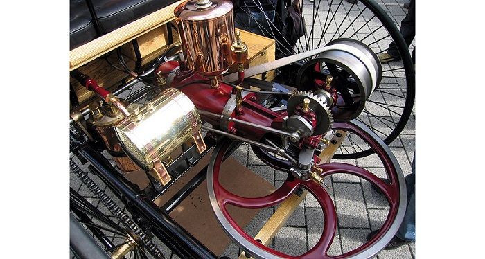 Replika mesin mobil berbahan bakar bensin Karl Benz