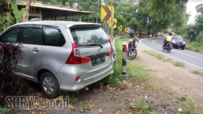 Mobil Toyota Avanza Veloz yang sebulan teronggok di tikungan Nguri, Desa/Kecamatan Rejotangan.