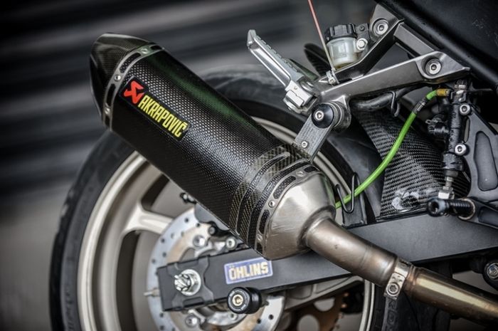Knalpot slip-on dari Akrapovic cukup bikin suara gahar