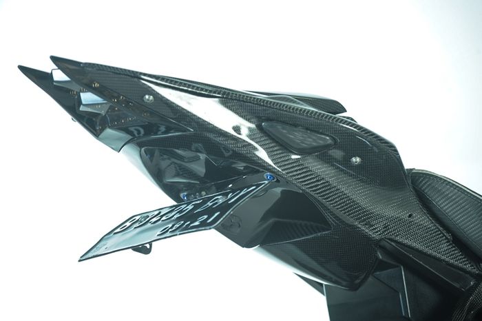 Bodi belakang juga dari karbon