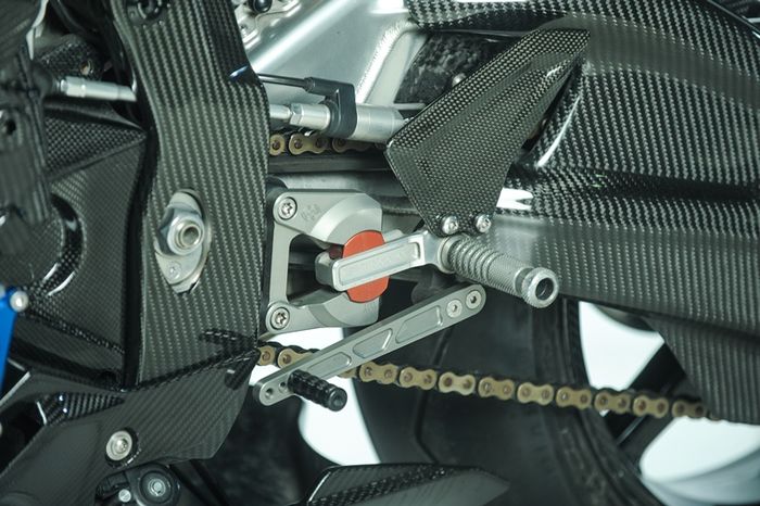 Footstep jadi salah satu komponen yang bukan karbon, bisa disetel loh