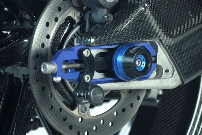 Dipenuhi dengan perintilan dari Gilles Tooling, salah satunya chain adjuster ini
