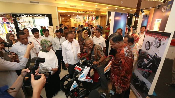 Rubiyanto Hadi Pramono (di atas motor) saat memamerkan trike bikinannya di acara Indonesia Innovation and Innovators Expo 2016