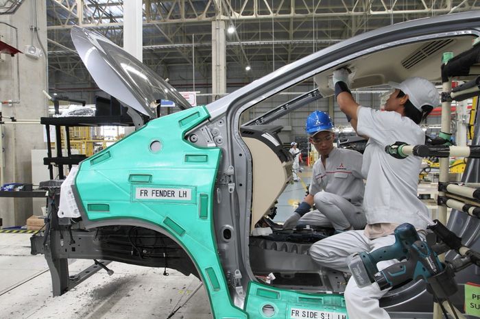 Pemasangan part yang mendetail masih dilakukan oleh pekerja