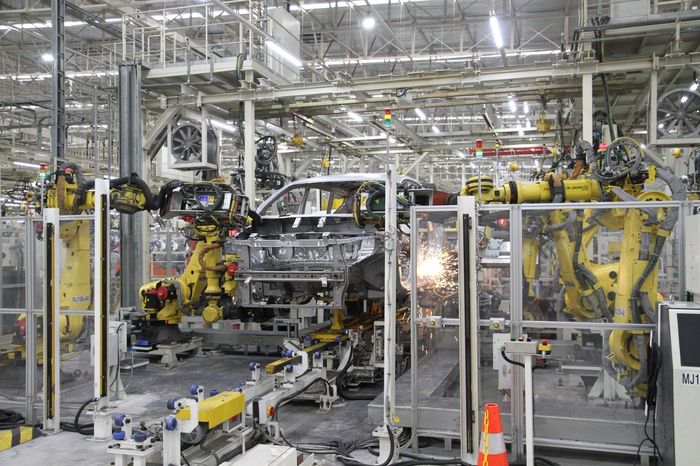 Proses produksi Xpander di MMKI yang full gunakan robot