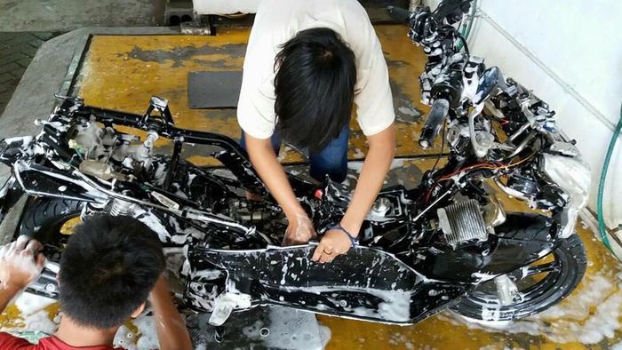 Ada dua hal yang haram dilakukan saat mencuci motor, ilustrasi cuci motor di Restomax