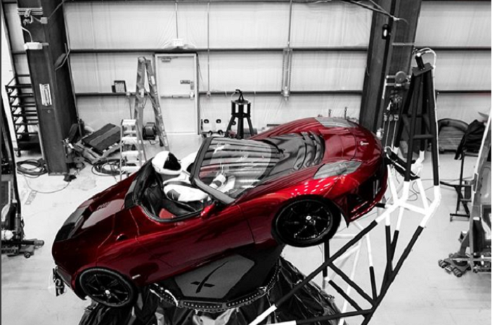 Persiapan mobil Tesla yang akan diluncurkan ke luar angkasa