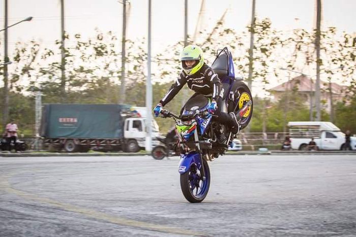 Stoppie di atas Yamaha MT-03, keren!