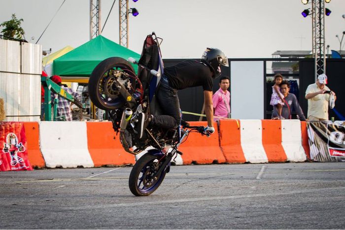 Wawan Tembong juga juara long stoppie, adu jauh-jauhan melaju hanya dengan pakai ban depan saja
