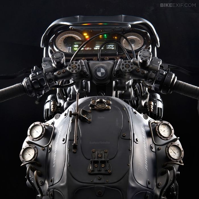 Tampilan panel BMW K1600GTL custom dari Hot Dock Custom Cycles