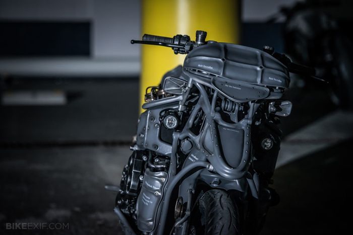 Tampak depan BMW K1600GTL custom dari Hot Dock Custom Cycles