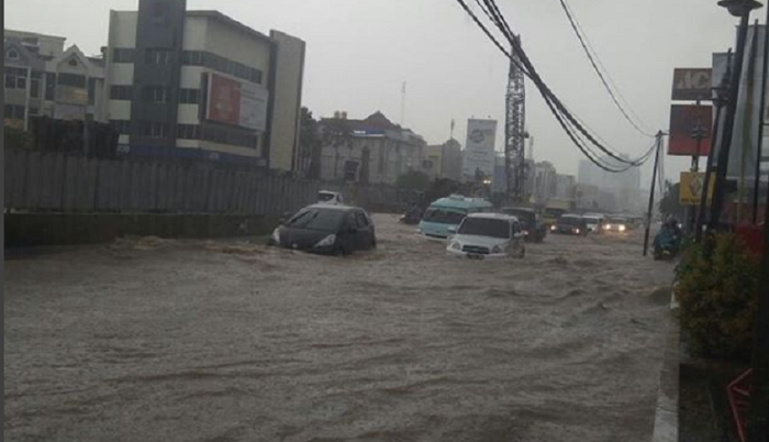 Mobil berenang di salah satu ruas jalan di Jakarta