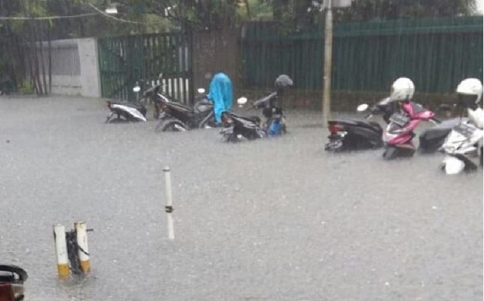 Ban motor sampai gak kelihatan saat banjir