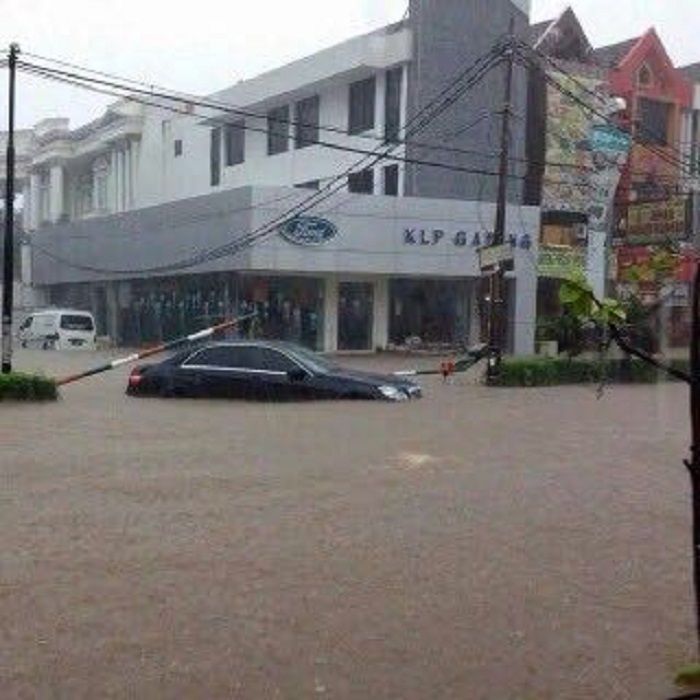 Sedan Mercedes-Benz yang terjebak banjir di wilayah Kelapa Gading, Jakarta Utara