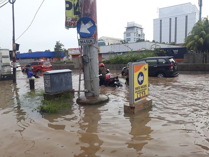 Kondisi jalan banjir parah di dekat pintu masuk Ruko Boulevard Barat Kelapa Gading, Jakarta Utara