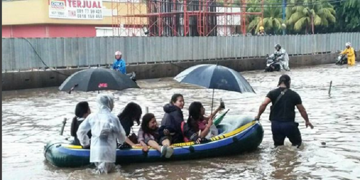 Evakuasi para warga dari serbuan banjir ibukota