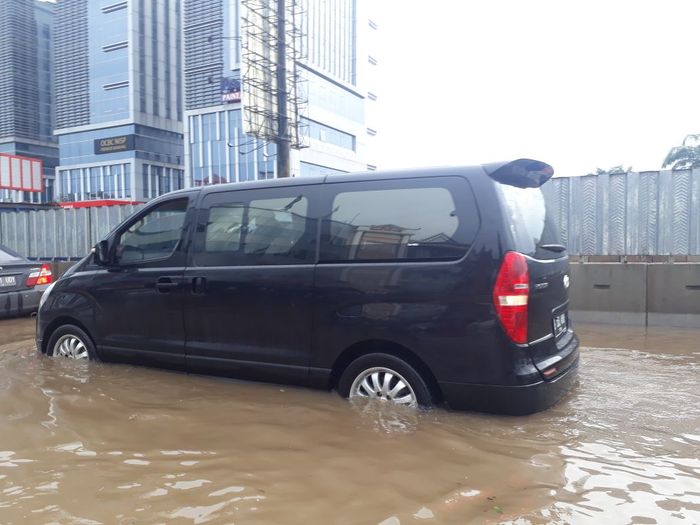 Hyundai H-1 terjebak banjir di Jakarta