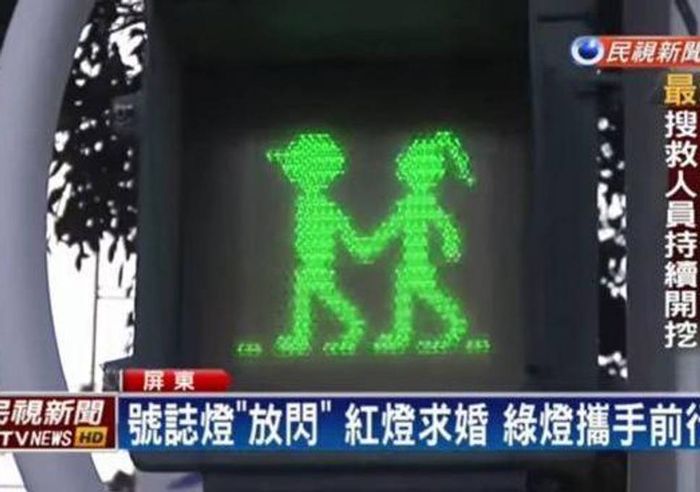 Lampu hijau dengan pose seorang pria menggandeng wanita