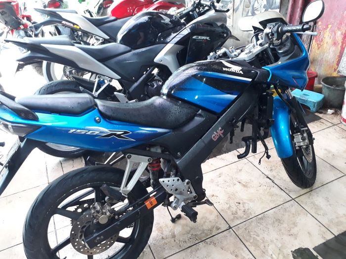 Honda CBR 150 CBU Thailand  servis besar di bengkel MOTOLAB