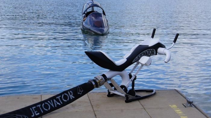 Jetavator flying water-propelled bike dari Jetavation Inc.