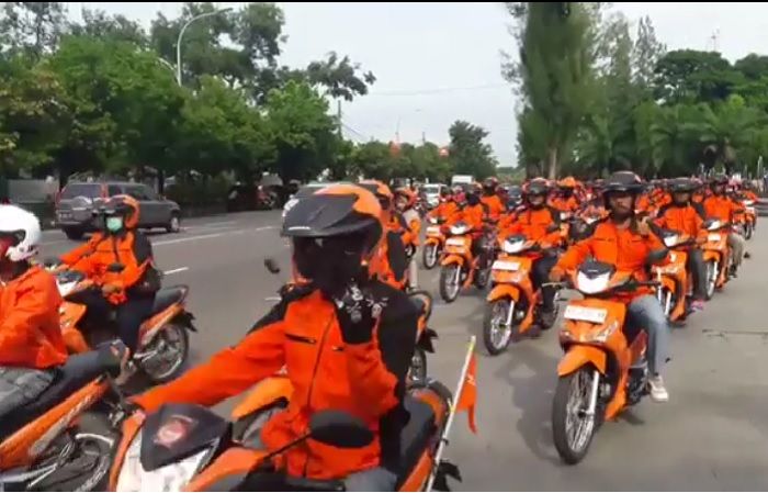 Aksi ratusan pak pos bermotor di Solo kendarai New Supra X 125 FI