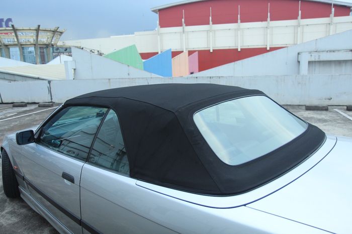 Atap cabriolet ini ada beberapa warna, Gustav masih aslinya yang berwarna hitam