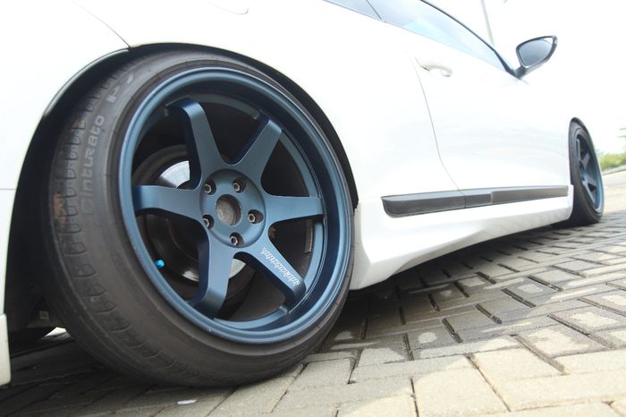 Pelek Volk Rays biru jadi pilihan