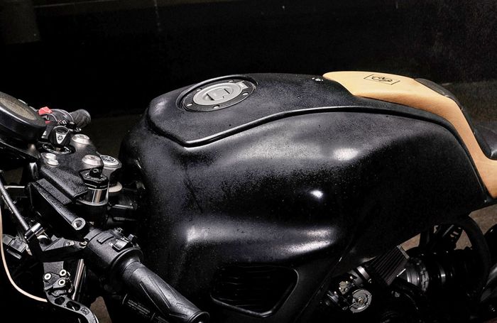 Wujud tangki pada Yamaha XSR700 custom dari George Woodman Garage