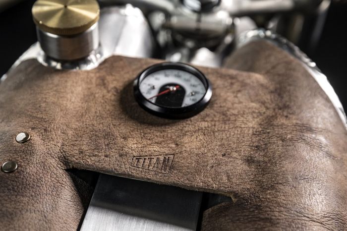 tampilan tangki Honda CB350 custom cafe racer dari Titan Motorcycles