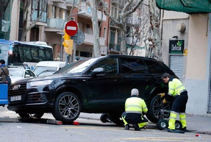 Mobil Audi Q7 milik Philippe Coutinho akan diderek petugas