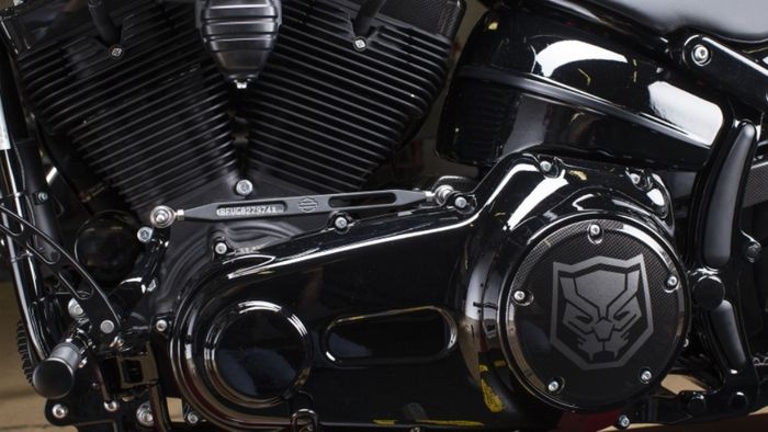 Tampilan gearbox Harley-Davidson Breakout Black Panther 