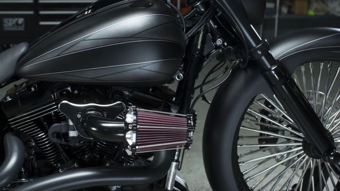 Stripping di tangki Harley-Davidson Breakout Black Panther 
