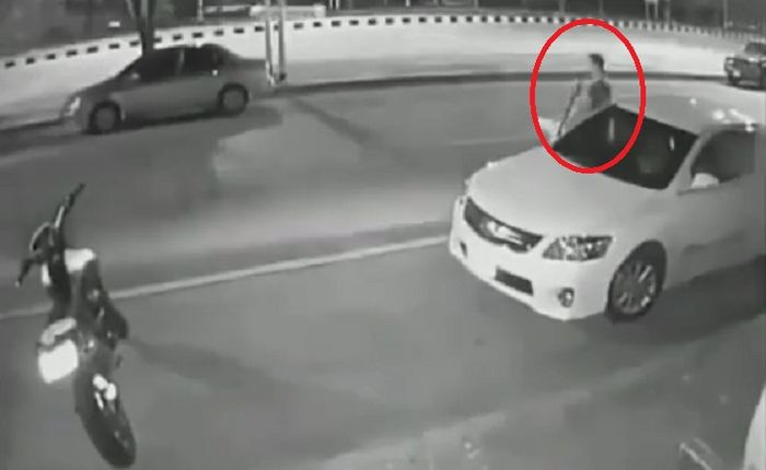 Ilustrasi pengendara mobil ditabrak motor saat buka pintu.