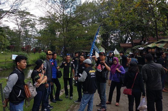 Peserta bersiap untuk menuju panggung hiburan di Yamaha Maxi Day