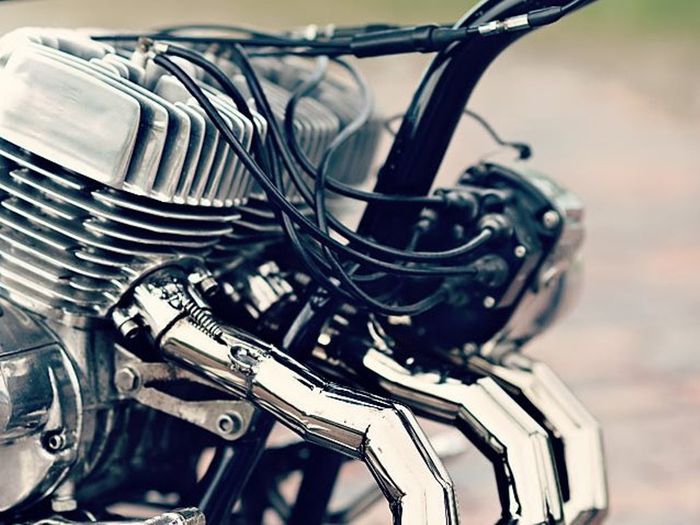 Tampilan sistem pengapian Kawasaki H2 750 Mach IV custom digger dari FNA Custom Cycles