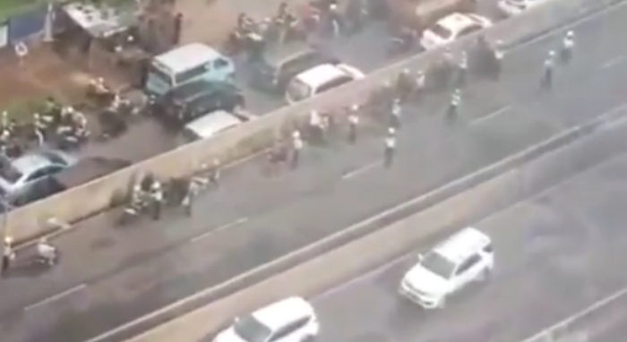 Pengendara berhenti karena di ujung jalan layang ada razia polisi