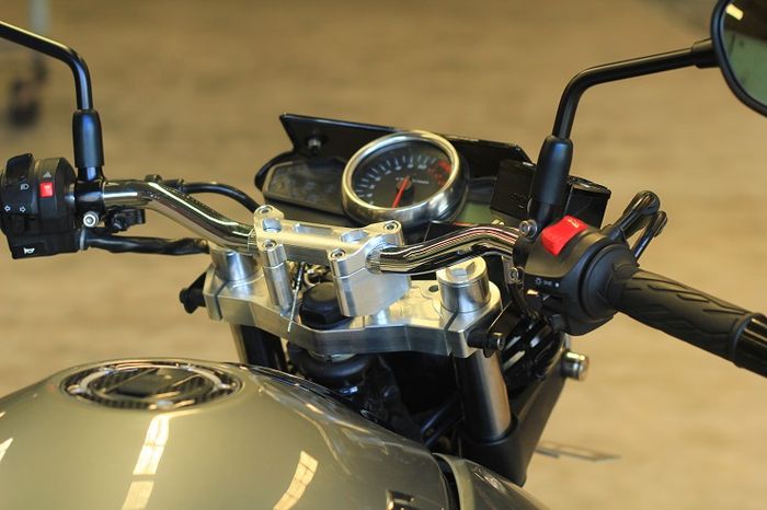 Setang GSR750 dikombinasi segitiga dan raiser aluminium Falcon.