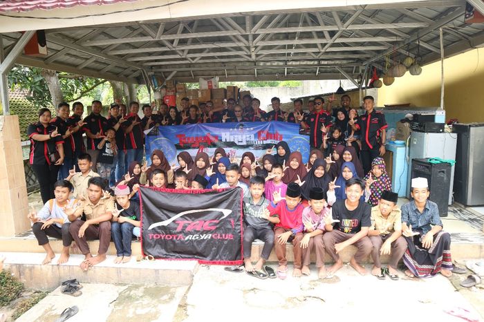 Toyota Agya Club (TAC) Chapter gabungan lakukan foto bersama anak yatim-piatu di panti asuhan di Bandar Lampung