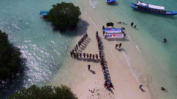 Anggota Toyota Agya Club (TAC) berfoto membentuk angka 4 dalam rangka penutupan acara HUT ke-4 TAC