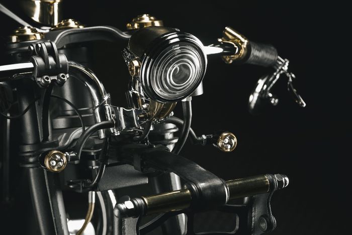 Panel depan Yamaha XS650 custom bobber steampunk dari Galaxy Custom