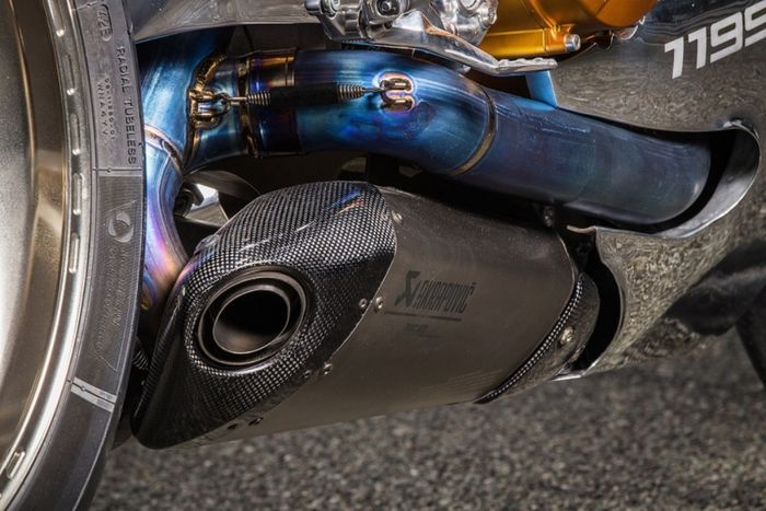 Knalpot Akrapovic di Ducati Panigale 1199 S Racer custom dari Ortolani Customs