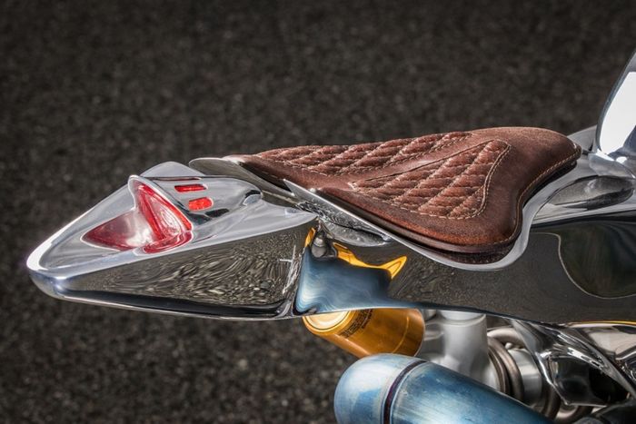 Jok bergaya klasik di Ducati Panigale 1199 S Racer custom dari Ortolani Customs