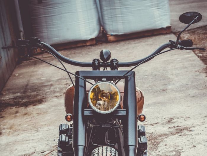 Tampang depan Suzuki GSX1100 E custom bobber dari Racer Factory