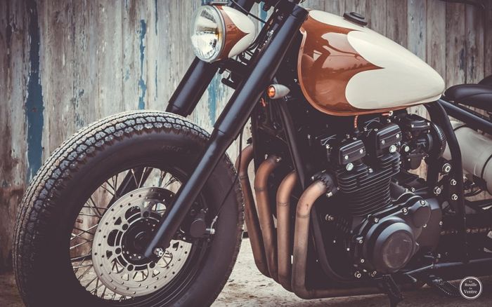 Tampilan bodi depan Suzuki GSX1100 E custom bobber dari Racer Factory