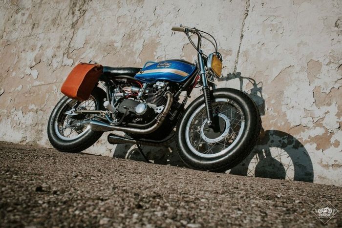 Kawasaki KZ400 custom scrambler-bobber dari Unique Cycle Work